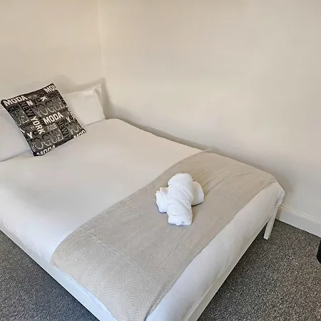 בית נופש Group-friendly 6-br With Parking