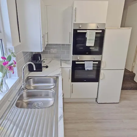 Group-friendly 6-br With Parking בית נופש בריסטול