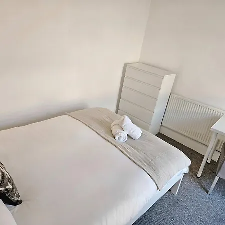 בית נופש Group-friendly 6-br With Parking בריסטול