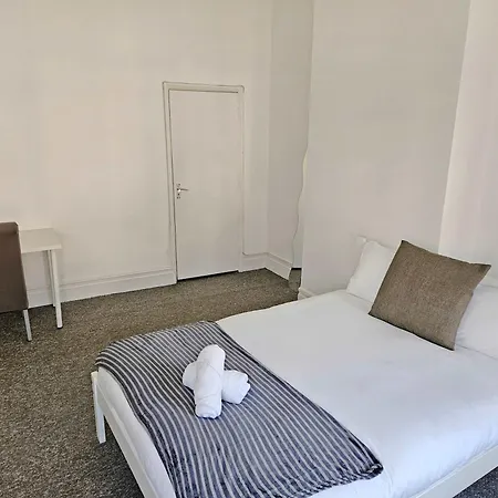 בית נופש Group-friendly 6-br With Parking בריסטול